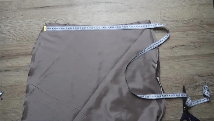 Create and sew darts: Create and sew two inverted triangular darts at the back waist to achieve a fitted shape.