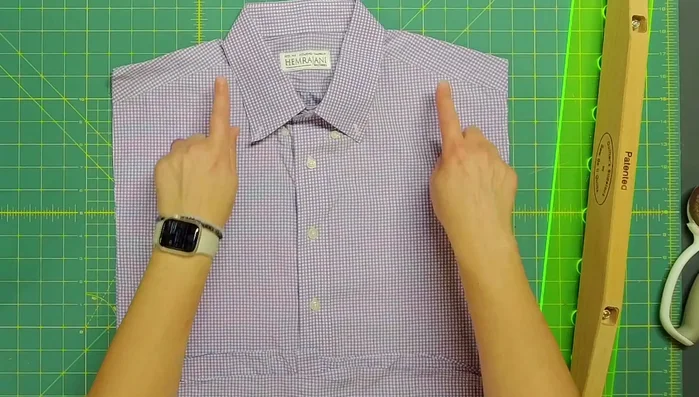 Cut the back piece of the shirt, creating an envelope backing. The top part of the back should be shorter than the front piece.