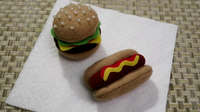 Cut out felt pieces according to the template (available in the description box). Create the hamburger bun, patty, cheese, tomato, and lettuce.