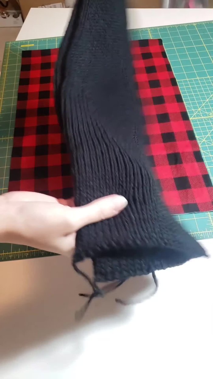 Slip stitch the knitted rings together to create a neat finished end on both sides. Hide any loose strings.