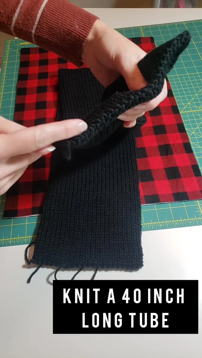 Slip stitch the knitted rings together to create a neat finished end on both sides. Hide any loose strings.