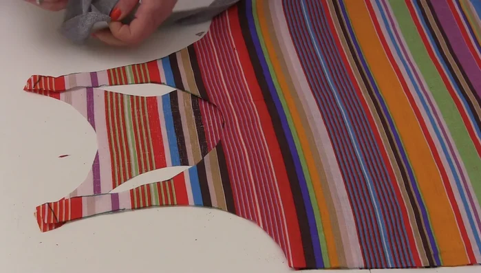 Prepare the ribbing: Fold in half along the stretch, press without stretching.