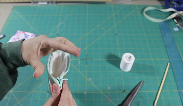 Finishing: Zip the bag closed.