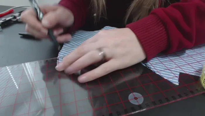 Create and attach an elastic closure to the back of the cap.