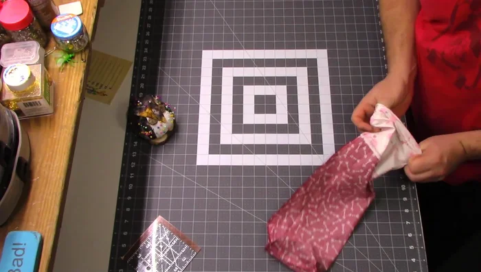 Finish the top edge: Fold the lining down, turn the bag right side out.