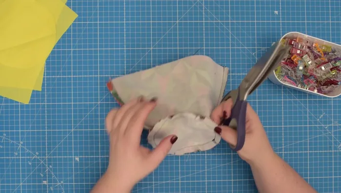 Trim the seam allowance of the external base.