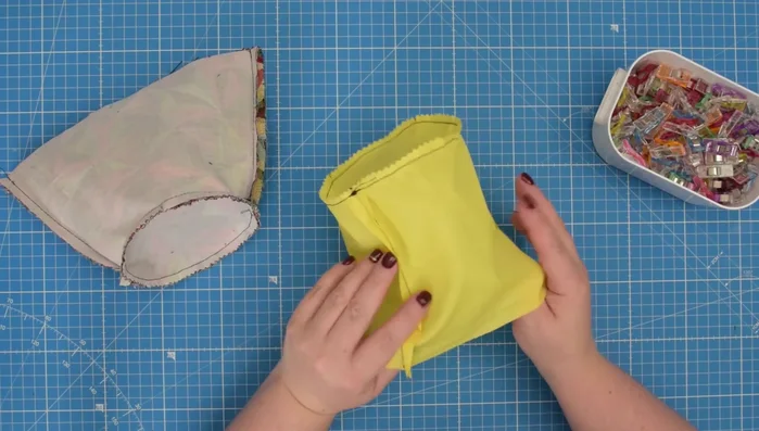 Insert the lining into the external fabric, aligning seams and edges. Stitch around the top.