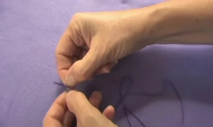 Prepare the embroidery floss. Separate three strands of embroidery floss and thread your needle.