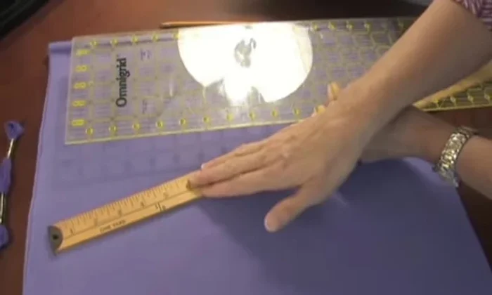 Measure and cut the fabric. Cut a square of 18 inches from the fleece fabric.