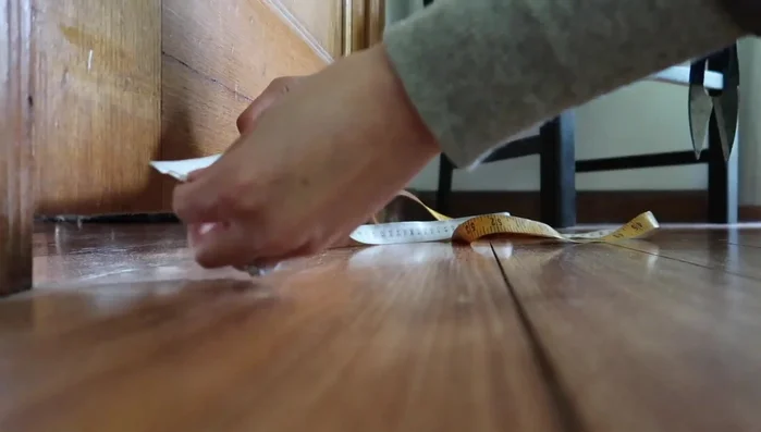 Calculate fabric dimensions: Length = door length; Width = (gap measurement + 2cm) * 4. Add seam allowance (1.5cm recommended).