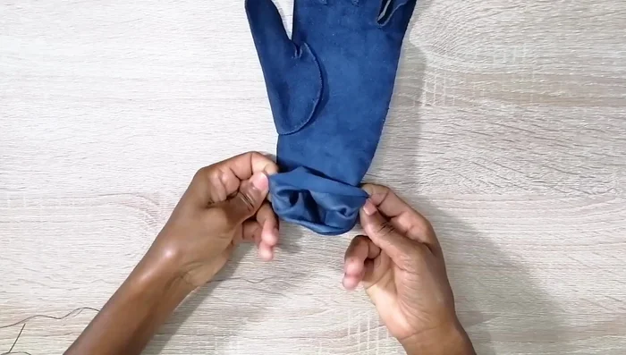 Hem the glove: Fold the hem allowance (1cm), and sew using a back stitch.
