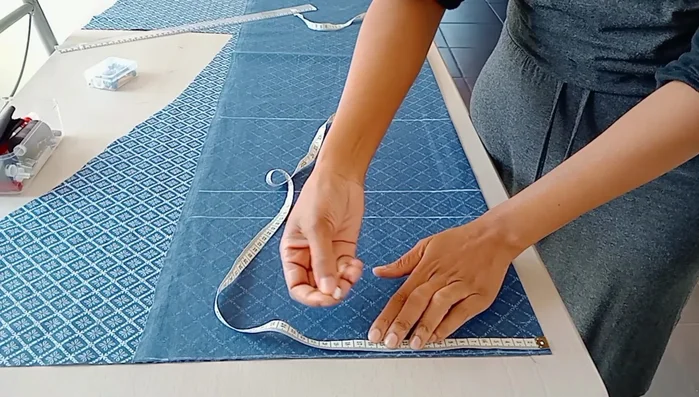 Neckline: Create a neckline 8cm wide and 4cm long.