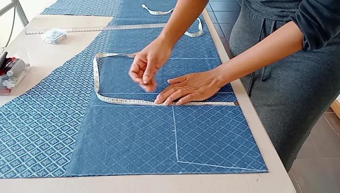 Neckline: Create a neckline 8cm wide and 4cm long.