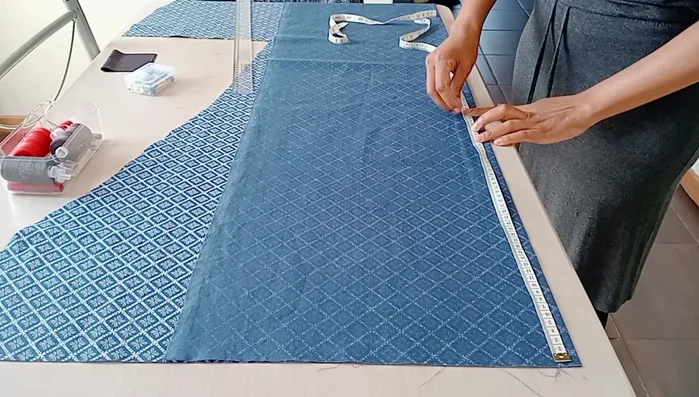 Neckline: Create a neckline 8cm wide and 4cm long.