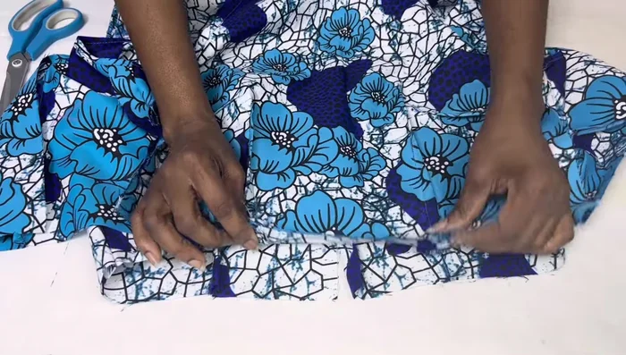 Attach the bodice to the skirt, aligning the marked points. Sew the seam allowance.