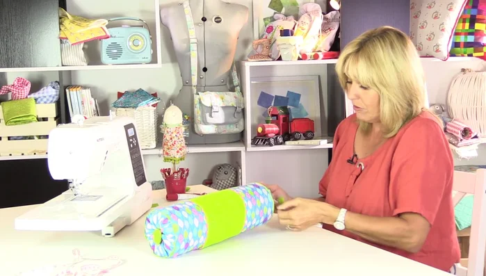 Finish: Tuck the ends of the cord and create the final shape by pulling the buttons to create a snug fit.