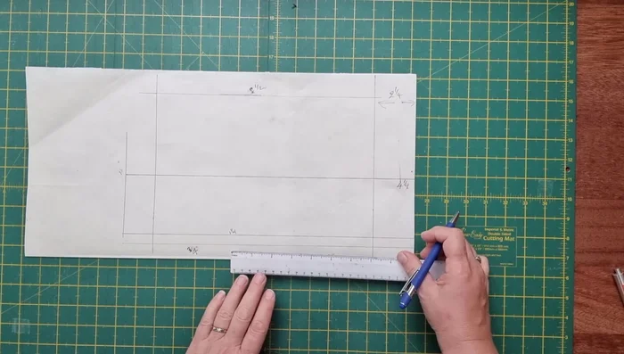 Create the curves by connecting the marked points freehand. This creates the shape of the travel pillow.