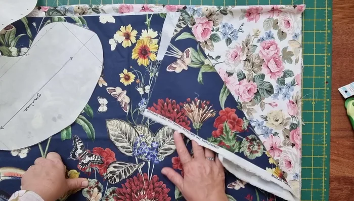 Cut out two pieces for the main fabric and two for the lining, either by cutting on the fold or cutting two individual pieces depending on your preference.