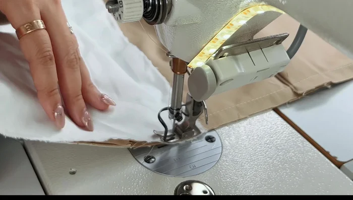 Close the seam at the bottom of the zipper and up the skirt to finish the side seam. Hide the seam towards the inside of the skirt.