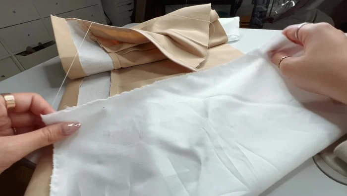 Close the seam at the bottom of the zipper and up the skirt to finish the side seam. Hide the seam towards the inside of the skirt.