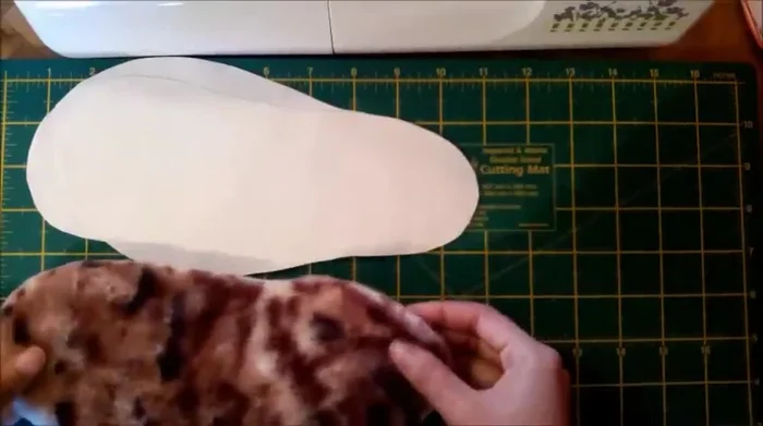 Assemble the soles. Place the wrong side of the insole fabric and the right side of the sole fabric together. Sew using a zigzag stitch.