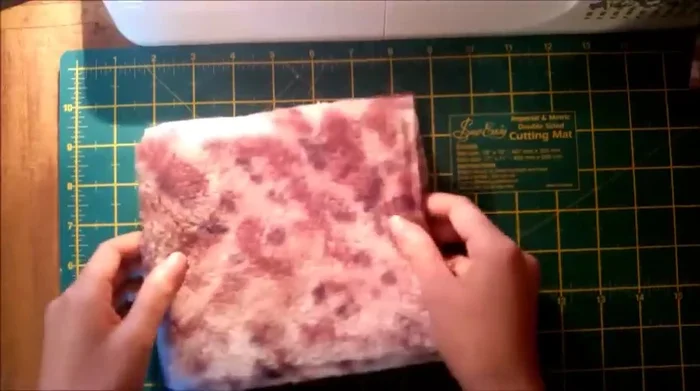 Assemble the upper part of the slipper. Place the right sides of the instep and shaft patterns together and sew. Trim the edges and turn right side out.