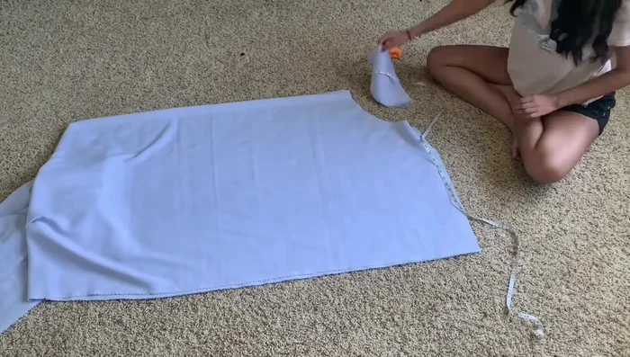 Cut out the length of the skirt (17 inches recommended).