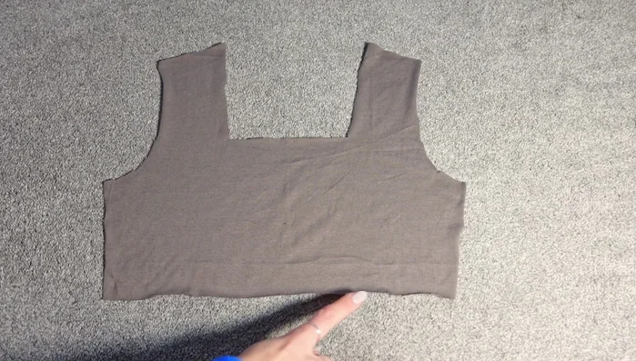 Attach both facing pieces together by closing the shoulder seams.