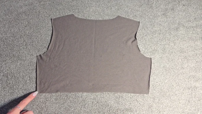 Attach both facing pieces together by closing the shoulder seams.