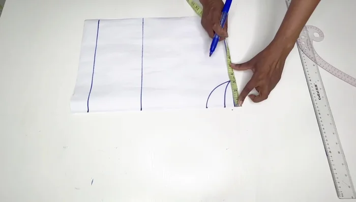 Place half your shoulder measurement on the starting line. Go down by an inch and connect to the neck width to form the shoulder line.