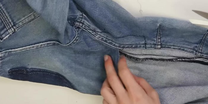 Prepare the weaving base: Hammer nails into a wooden board (1 cm apart).