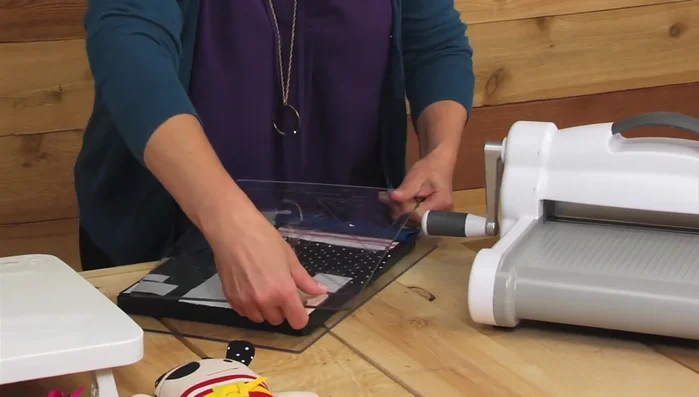 Die-cut fabric pieces: Use the Big Shot Plus machine and cutting pads to cut out all the prepared fabric pieces according to the die.