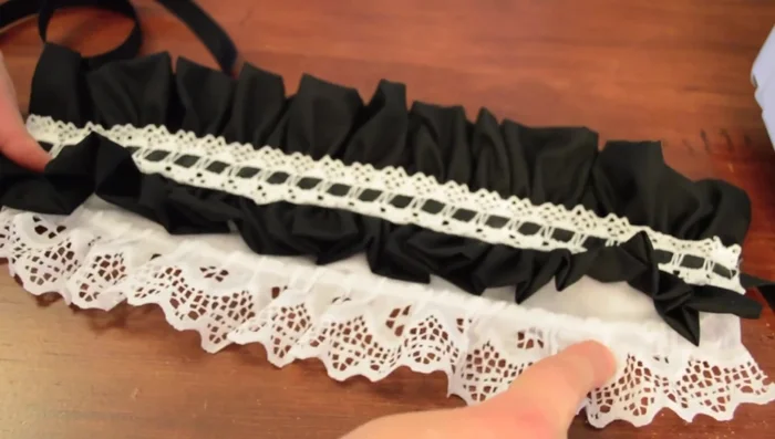 Add a second layer of lace to the bottom edge of the headband (optional).