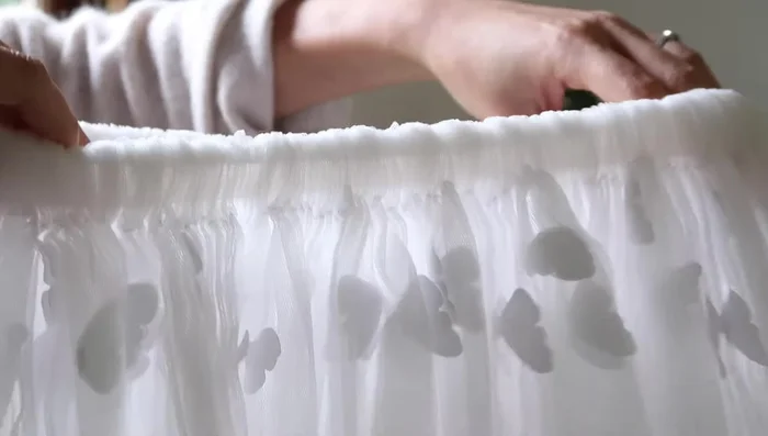 Adjust the tulle evenly around the elastic waistband.