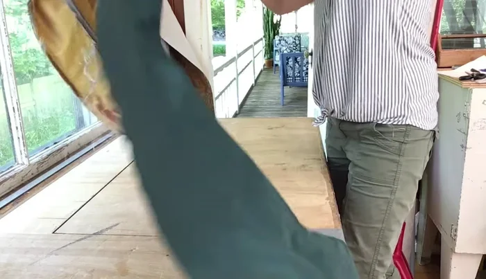 Sew the skirt to the seat.