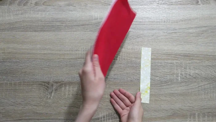 Attach bias tape to the curved edge of the lining.