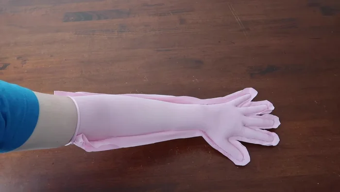 Cut between fingers: Cut the fabric between the fingers, close to the stitches, for mobility.