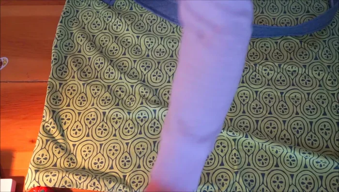 Sew around the perimeter of the bag, using a medium-heavy stitch setting for bulkier fabric. 