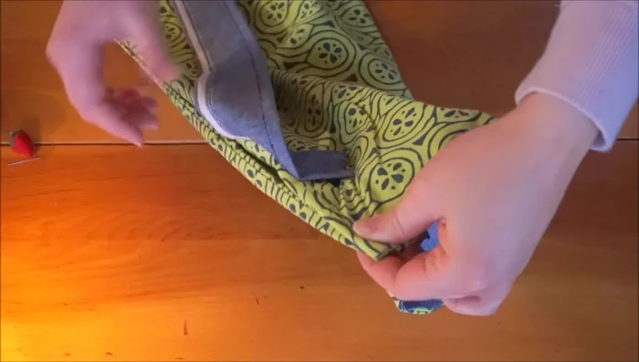 Sew around the perimeter of the bag, using a medium-heavy stitch setting for bulkier fabric. 