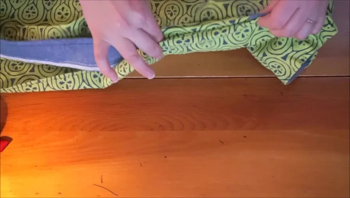 Sew around the perimeter of the bag, using a medium-heavy stitch setting for bulkier fabric. 