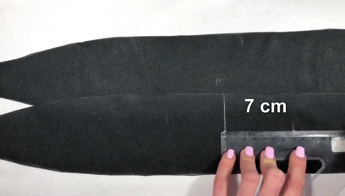 Mark the pattern: Measure the middle of one pattern and mark 7cm on each side (for the knot). Measure 19cm from the narrowest part – this is your mark for cutting leather strips.