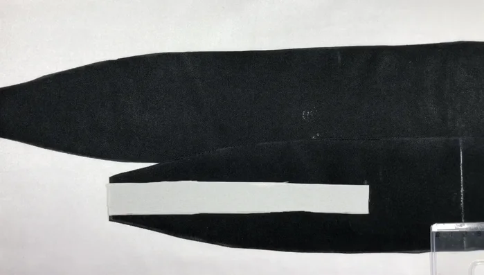 Sew leather strips: Sew the leather strips to the inside of the fabric patterns. The width of the strip (2cm in this case) depends on the headband width.