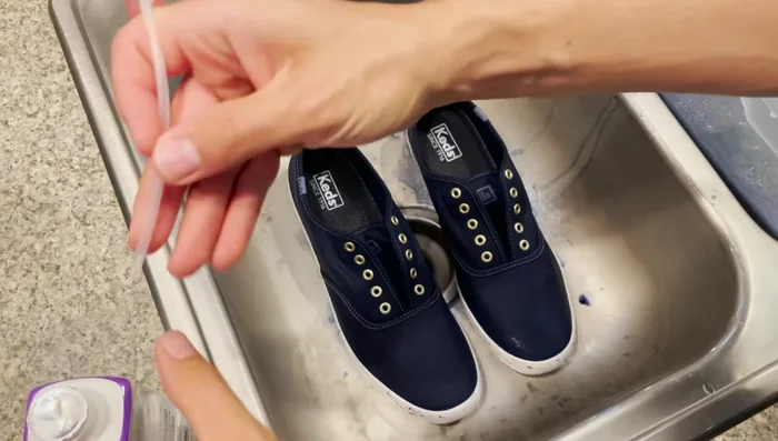 Let it sit: Allow the shoes to sit with the fixative for 20 minutes.