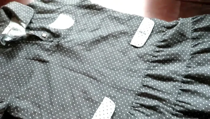Refine the fabric: Cut away any uneven parts, such as the sleeve line and pocket, for a more consistent fabric.