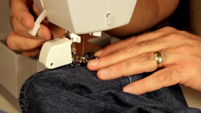 Test the Singer Heavy Duty 4223 on a double fold of heavy denim. Use a walking foot because of the thick fabric.