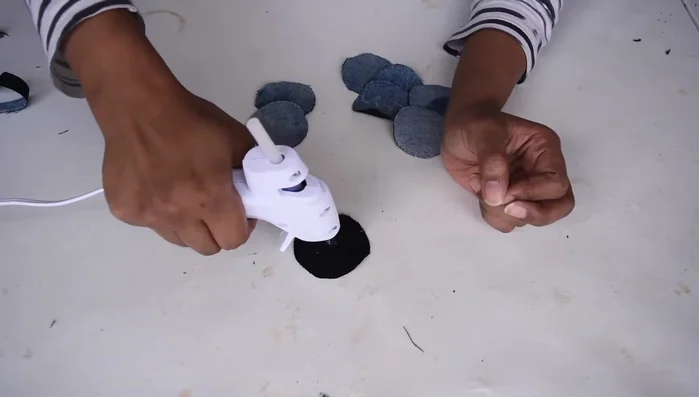 Repeat step 4 until you have enough petals (approximately 10-12).