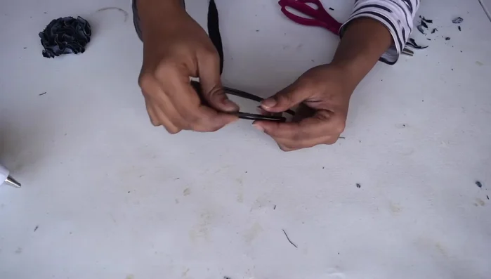 Attach the linen cloth strip to the plain headband using hot glue.