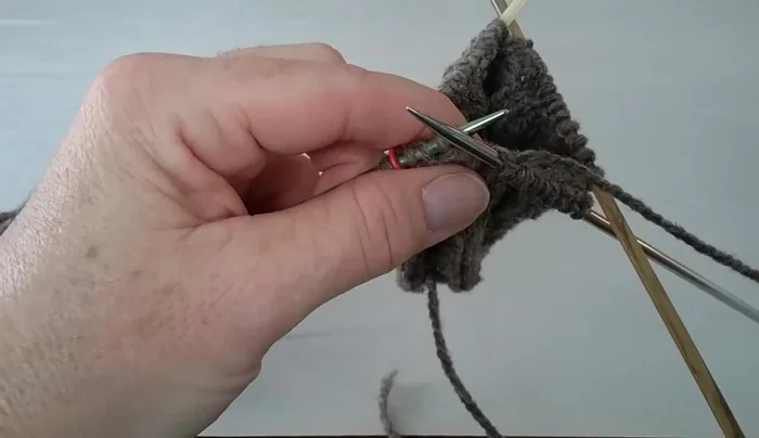 Move the marker to the next needle, and finish the round.