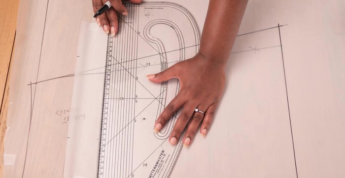 Trace and cut the lining pattern piece, adding a 1 cm seam allowance around the waist, side, and hem. Cut one on the fold for the front and use it for the back.