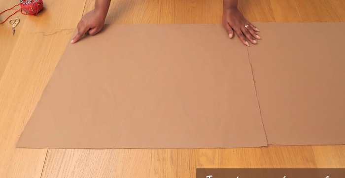 Sew the outer skirt pieces: Join the front and back pieces, sew the side seams with a 1 cm seam allowance. Use the longest stitch setting, sew across the top and bottom edges, pull the threads to create gathers for the balloon shape.